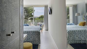 Family Room 31m² Courtyard/Park View with French Balcony