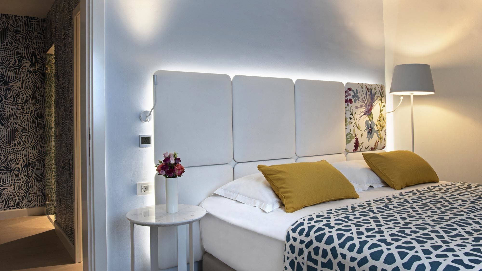 2 bedrooms, minibar, in-room safe, desk