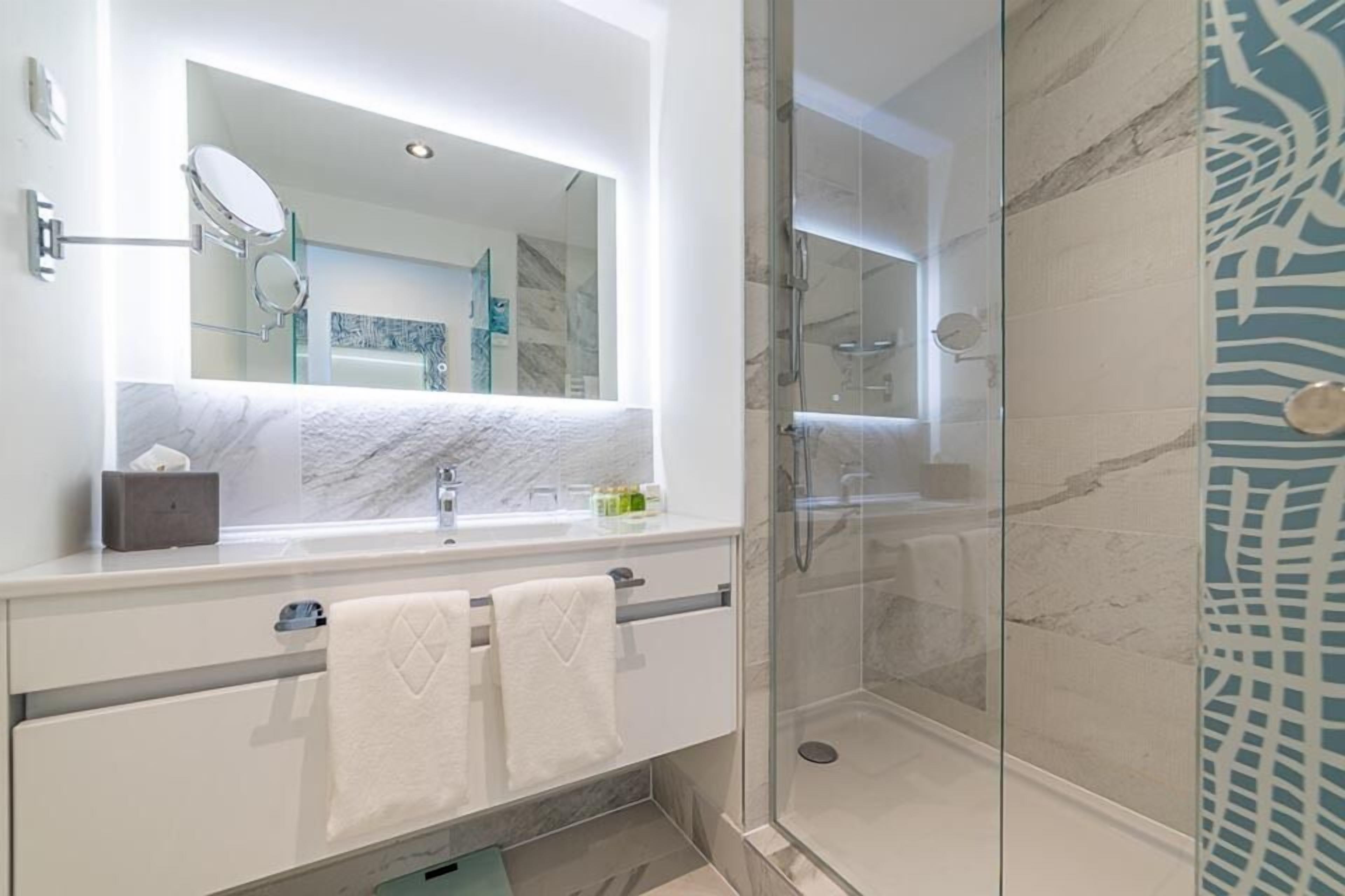 family room 31m² courtyard/park view with balcony | bathroom | shower, free toiletries, hair dryer, bathrobes