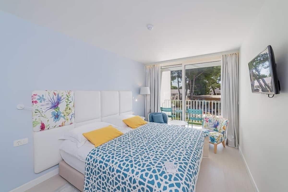 Family Room 31m² Courtyard/Park View with Balcony | 2 slaapkamers, een minibar, een kluis op de kamer, een bureau