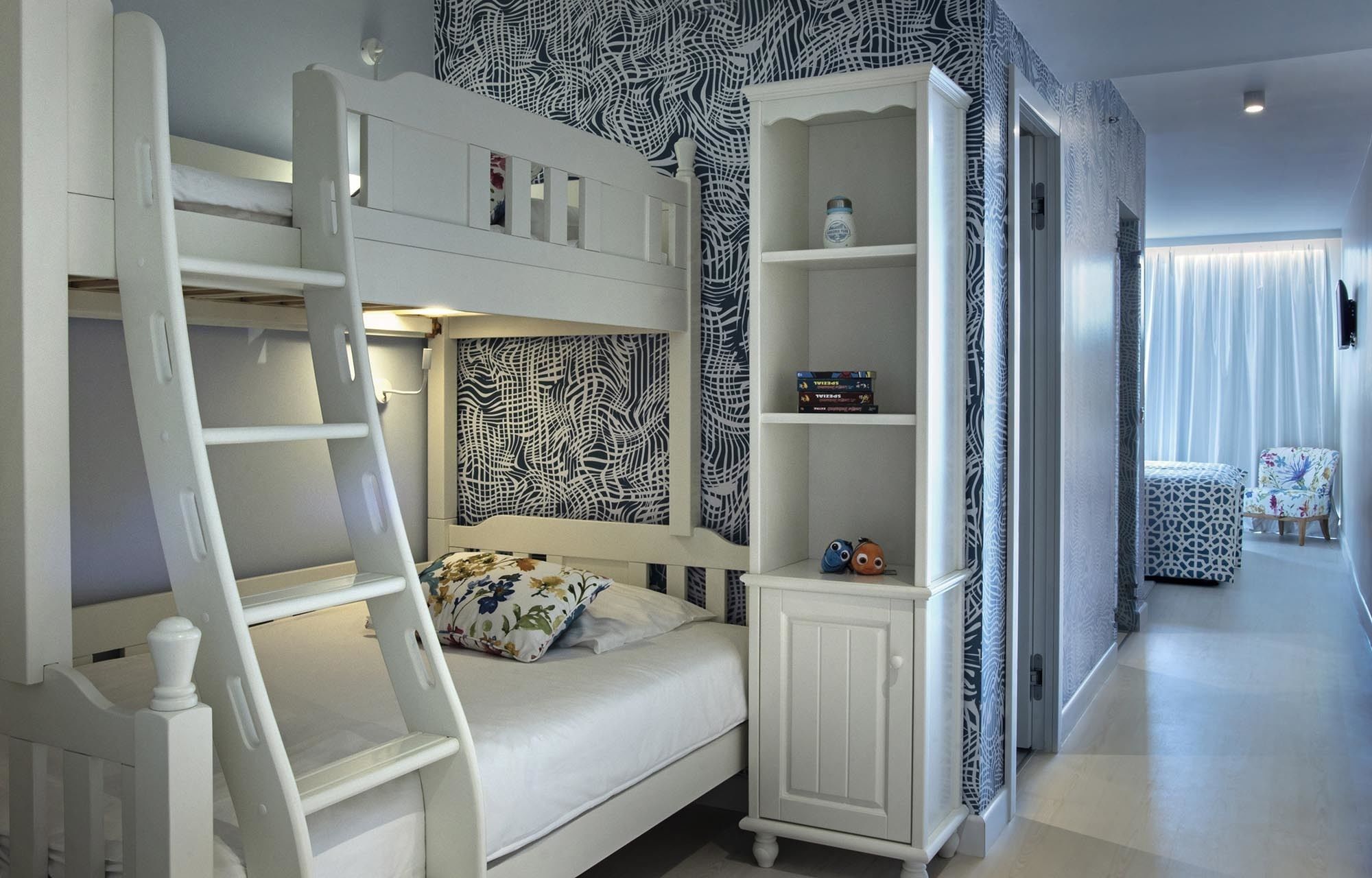 2 bedrooms, minibar, in-room safe, desk