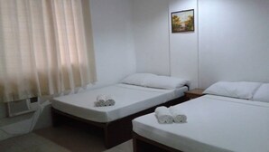 Habitación familiar (Superior) | Escritorio, wifi gratis y ropa de cama 