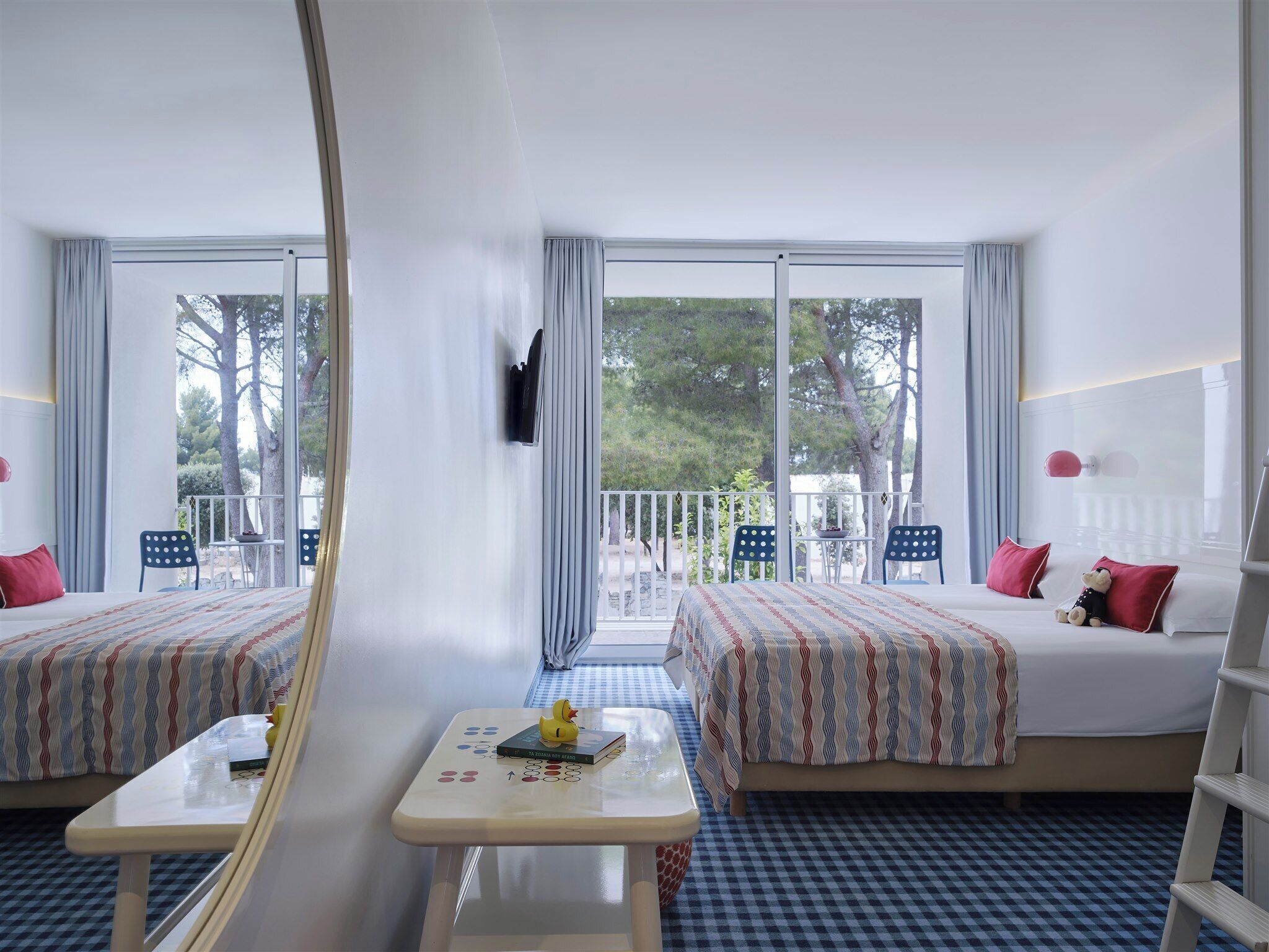 Family Room 23 m² Courtyard/Park View with Balcony | Down comforters, in-room safe, desk, blackout drapes