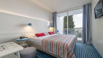 Down comforters, in-room safe, desk, blackout drapes