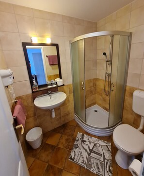 Comfort Triple Room | Bathroom | Shower, free toiletries, hair dryer, towels - Rooms Lara (Zagreb)