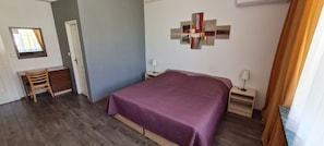 Habitación triple Deluxe | Sistema de insonorización, tabla de planchar con plancha, wifi gratis