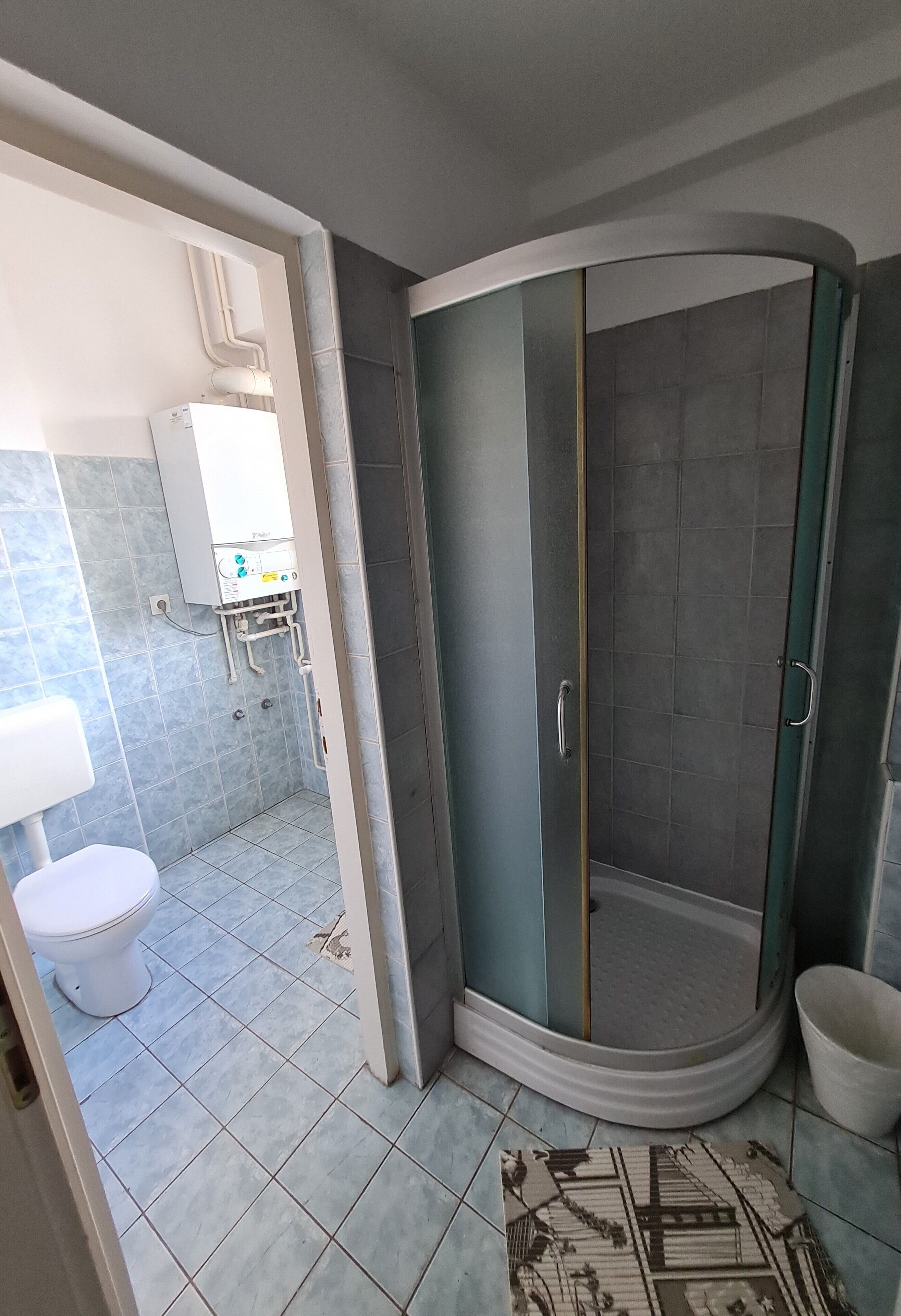Classic Double Room | Bathroom | Shower, free toiletries, hair dryer, towels