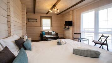 Dobbelt- eller tomannsrom – panorama, utsikt mot innsjø | Allergitestet sengetøy, safe på rommet og individuelt dekorert