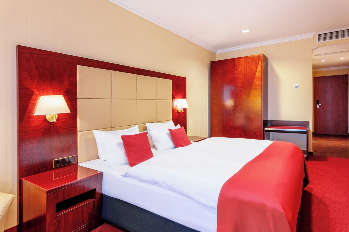 Hypo-allergenic bedding available, in-room safe, desk, laptop workspace