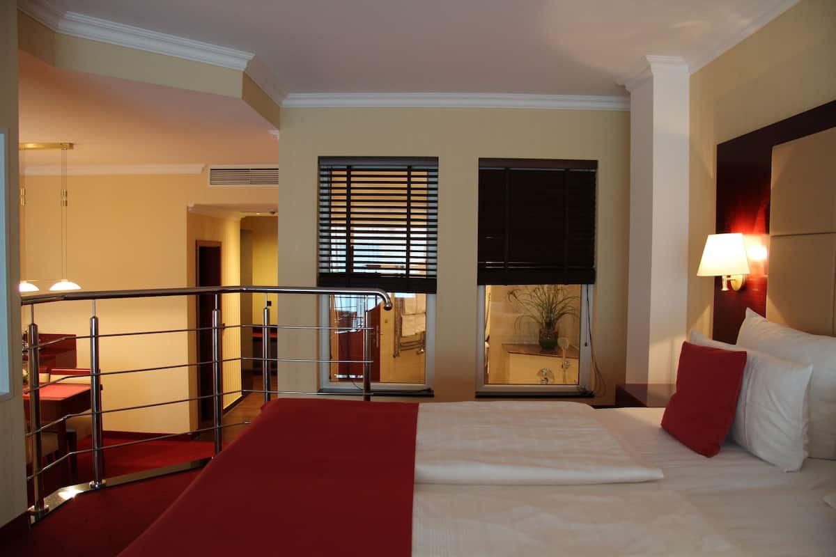 deluxe suite | 1 bedroom, hypo-allergenic bedding, in-room safe, desk