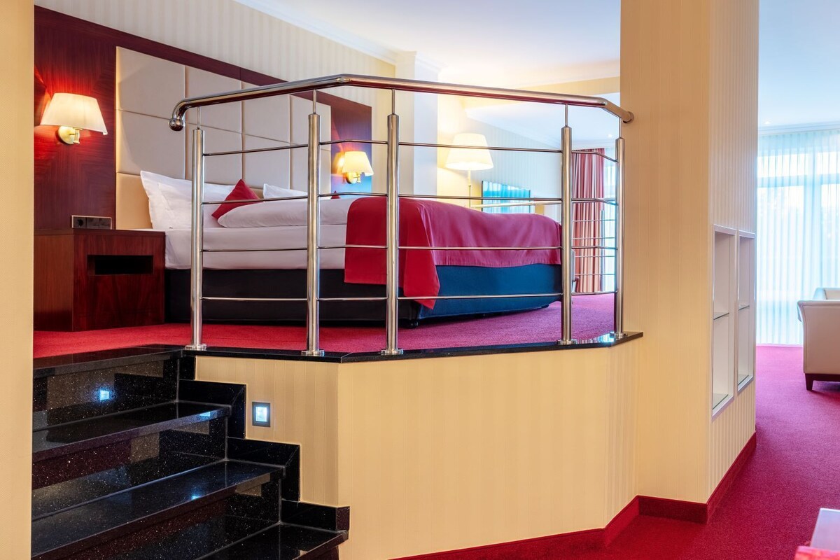 Deluxe Suite | Hypo-allergenic bedding available, in-room safe, desk, laptop workspace