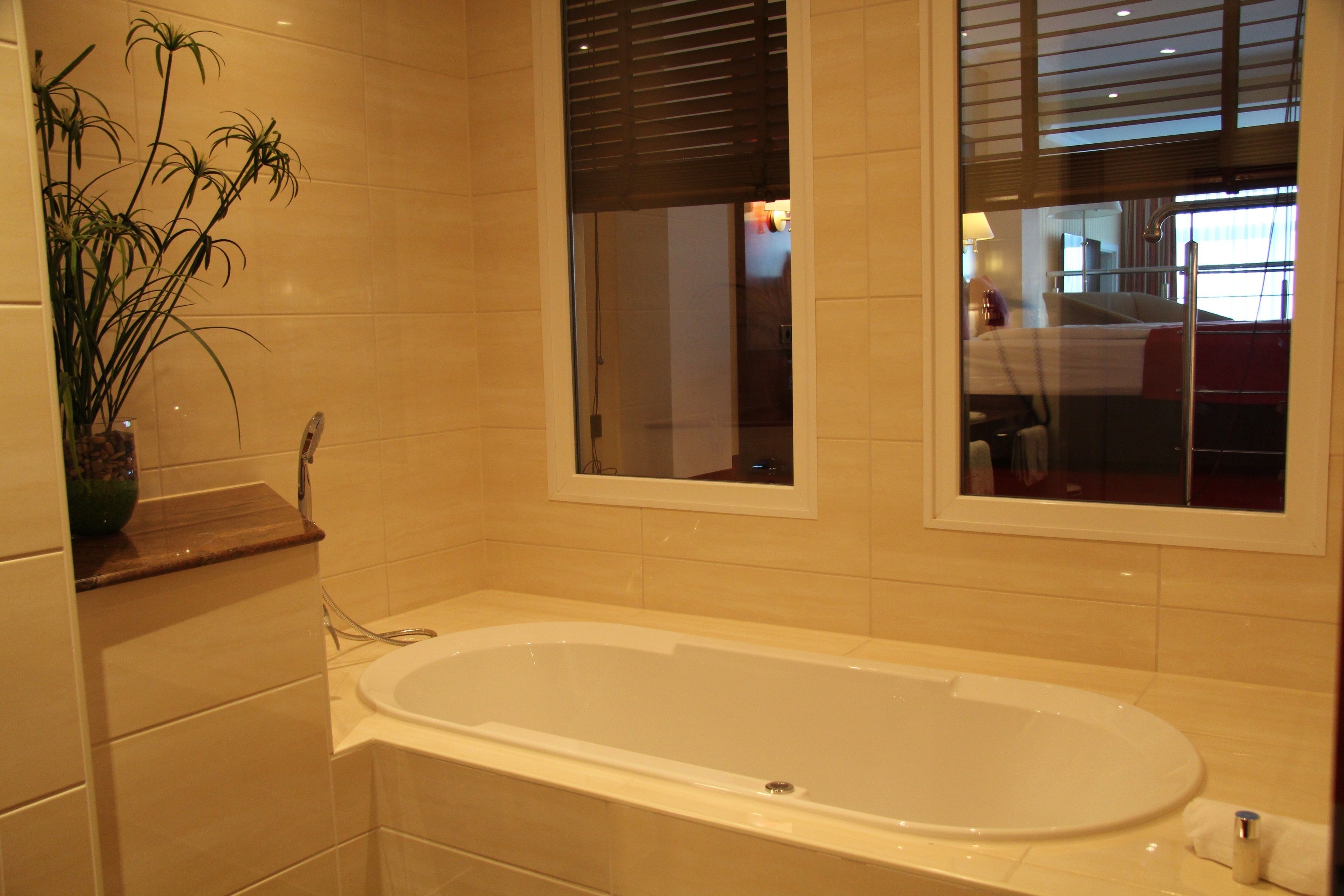 deluxe suite | jetted bathtub
