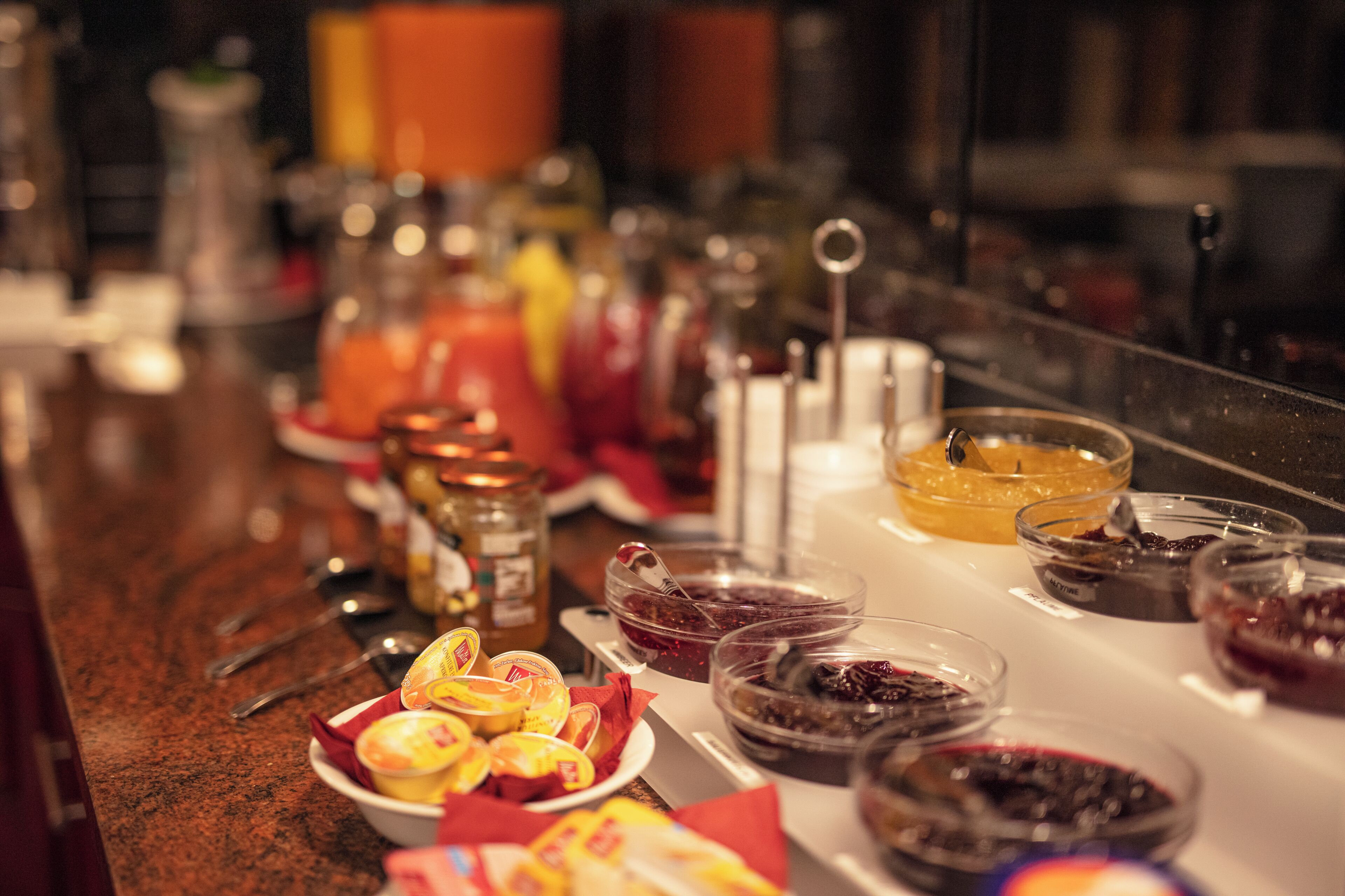 Una mesa de buffet con diversos alimentos y condimentos.