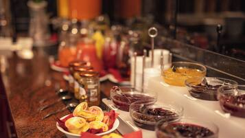 Una mesa de buffet con diversos alimentos y condimentos.