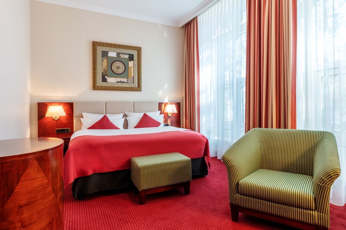 Hypo-allergenic bedding available, in-room safe, desk, laptop workspace