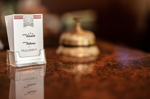 A hotel information card for Amaris and Adena hotels, with a clear view of the card's text and design. - Hotel Amaris (Bremerhaven)