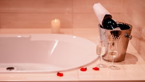 A bathtub with a champagne bottle and glasses. -  Hotel Amaris Bremerhaven (Bremerhaven)