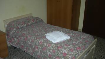 Camera con letto matrimoniale o 2 letti singoli, bagno condiviso | Wi-Fi gratuito, lenzuola