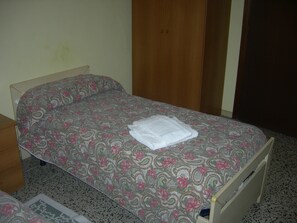 Kamer, 1 twee- of 2 eenpersoonsbedden, gedeelde badkamer | Gratis wifi, beddengoed