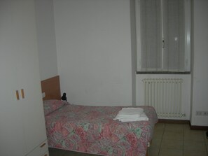 Kamer, 1 twee- of 2 eenpersoonsbedden, gedeelde badkamer | Gratis wifi, beddengoed