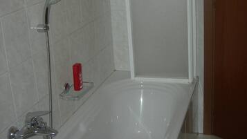 Camera con letto matrimoniale o 2 letti singoli, bagno condiviso | Bagno | Doccia, asciugacapelli, asciugamani