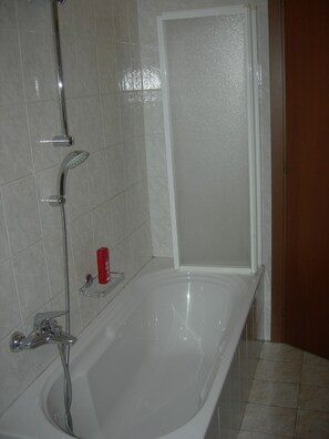 Kamer, 1 twee- of 2 eenpersoonsbedden, gedeelde badkamer | Badkamer | Een douche, een haardroger, handdoeken