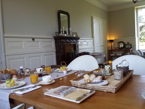 Petit déjeuner continental (10 EUR par personne)