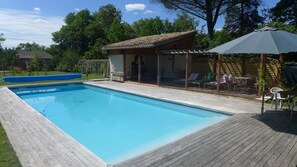 Außenpool (je nach Saison geöffnet), Sonnenschirme, Liegestühle