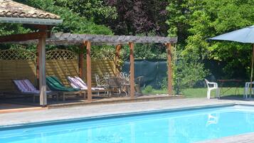 Een seizoensgebonden buitenzwembad, parasols voor strand/zwembad