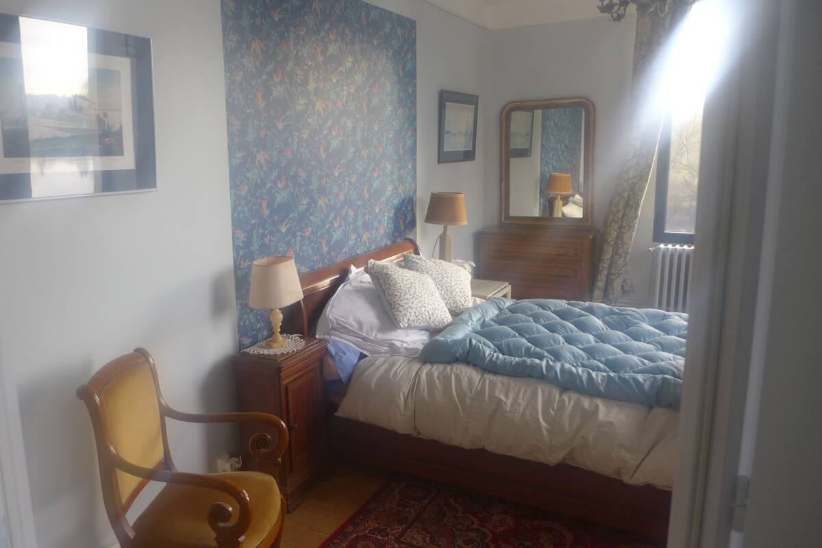 Premium bedding, desk, blackout drapes, iron/ironing board (on request)