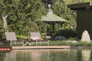 2 innendørsbassenger, utendørsbasseng og solsenger