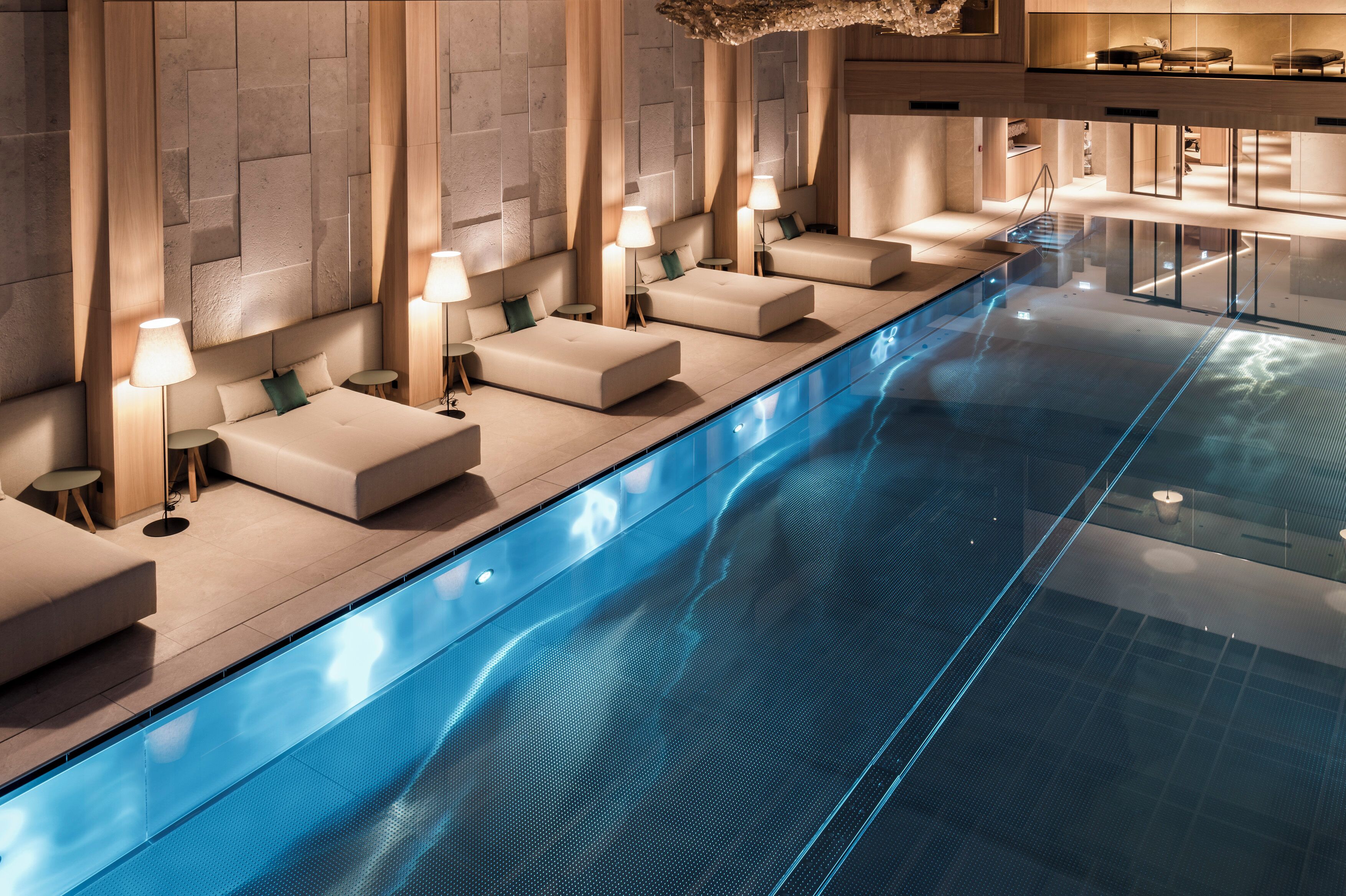 2 piscines couvertes, piscine extérieure, chaises longues