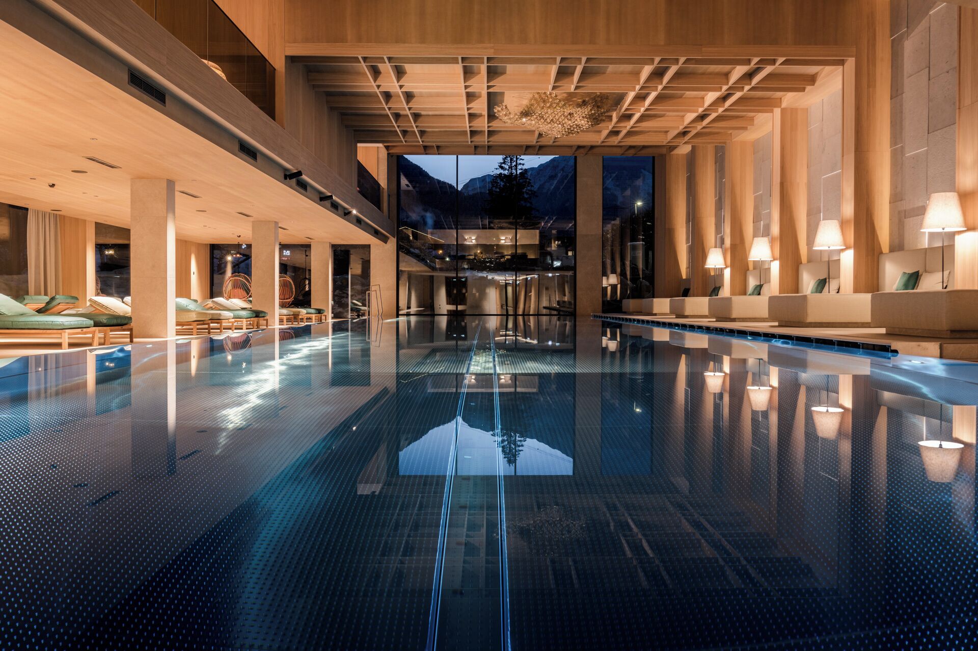 2 Innenpools, Außenpool, Liegestühle