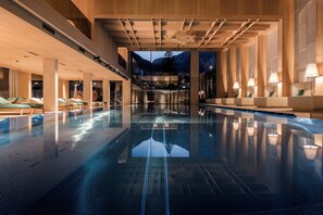 2 室内游泳池，室外游泳池，日光浴躺椅