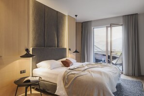 Suite (Hamberg) | Safe på rommet, blendingsgardiner, wi-fi (inkludert) og sengetøy