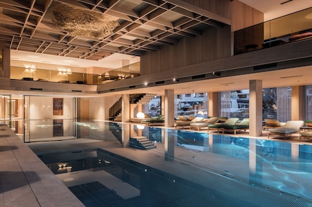 2 piscinas techadas, una piscina al aire libre