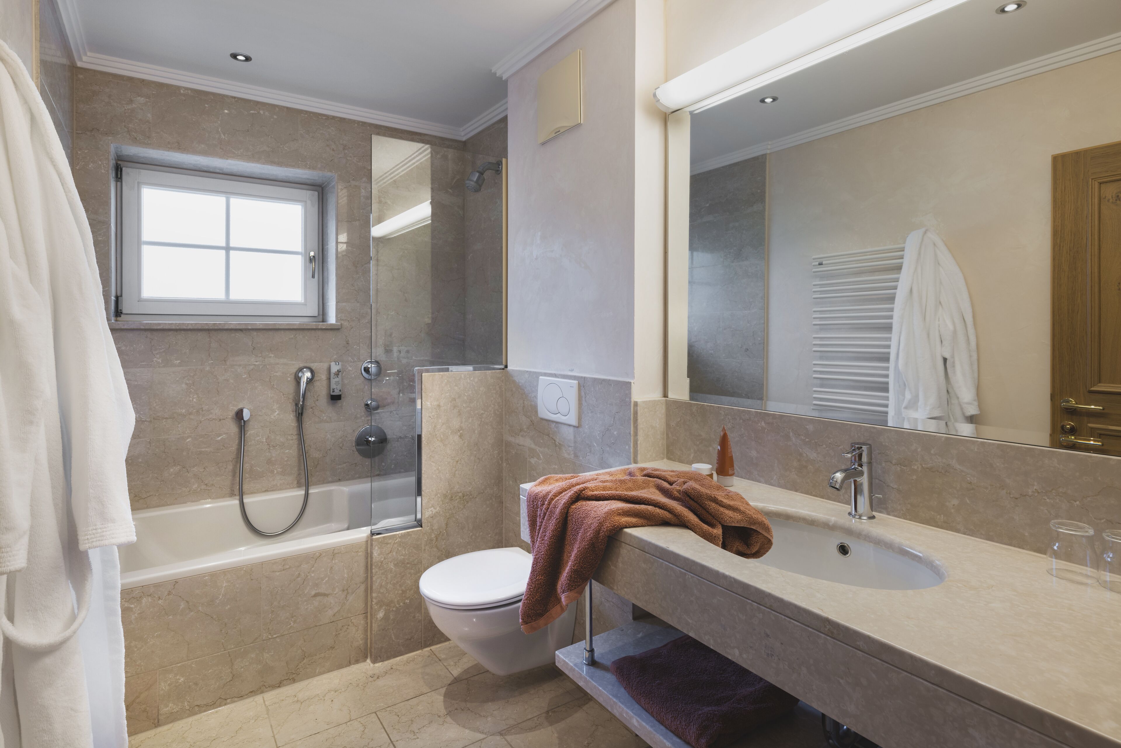 Un baño moderno con bañera, inodoro y lavabo.