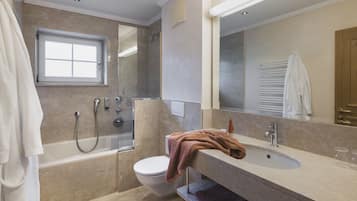 Un baño moderno con bañera, inodoro y lavabo.