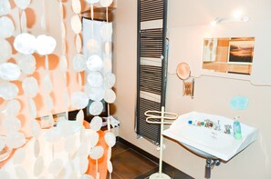 Habitación romántica | Baño | Amenidades de baño gratuitas, secadora de cabello, bidet, toallas