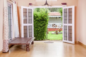 Flat-screen TV - Pine View Stay (Ootacamund)