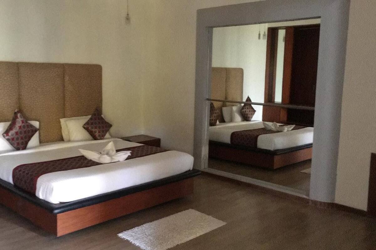 Bàn ủi/dụng cụ ủi quần áo, nôi/giường cho trẻ sơ sinh (phụ phí)