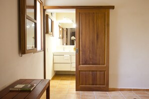 Casa, 2 habitaciones (Es Bosc) | Baño | Regadera, secadora de cabello, toallas 