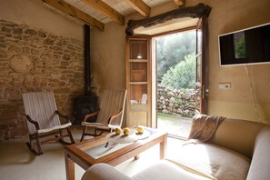 Casa, 2 habitaciones (Piedra) | Área de sala de estar | Televisión de pantalla plana 