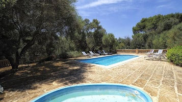 3 albercas al aire libre, sombrillas en la alberca y camastros