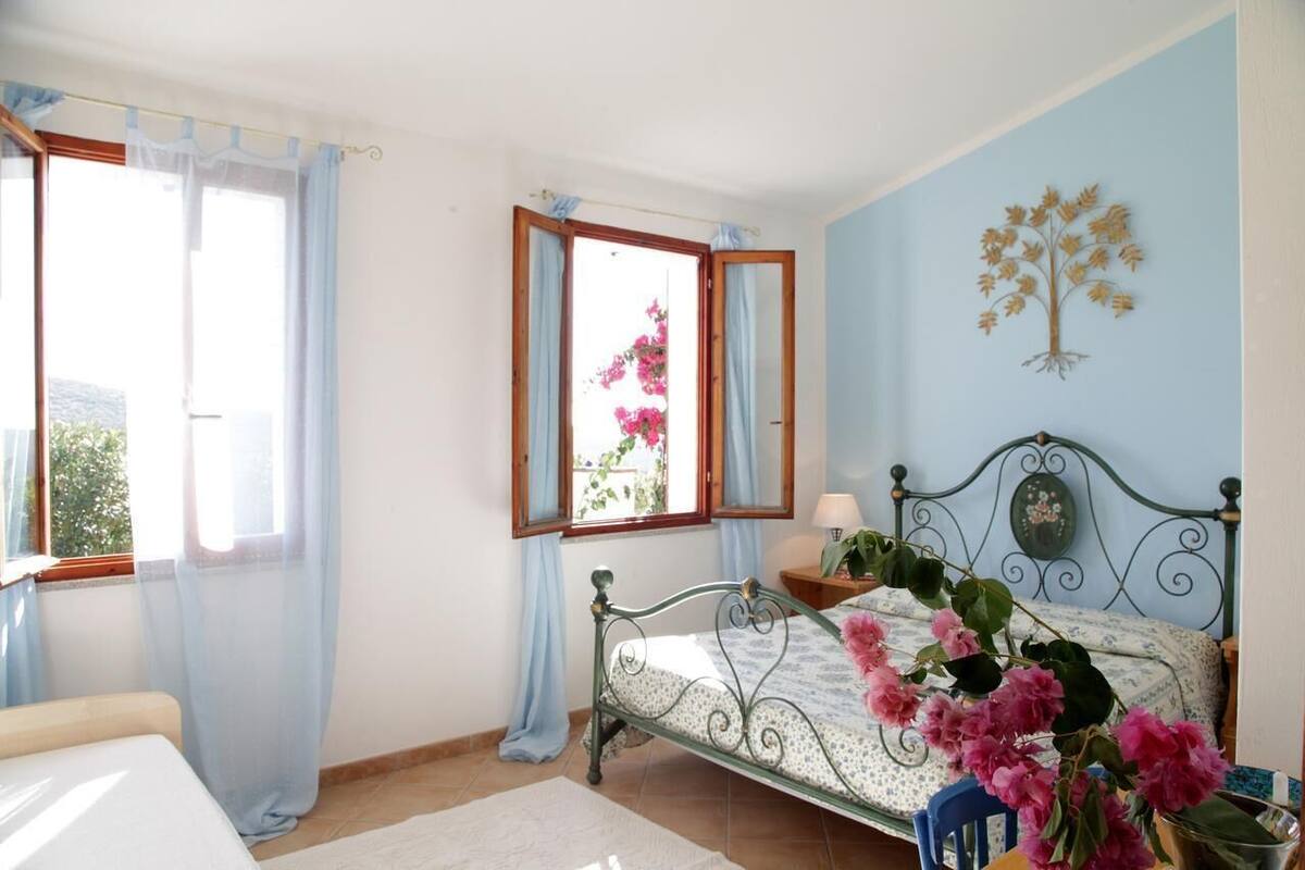 Escritorio, decoración personalizada, muebles diferentes y ropa de cama 