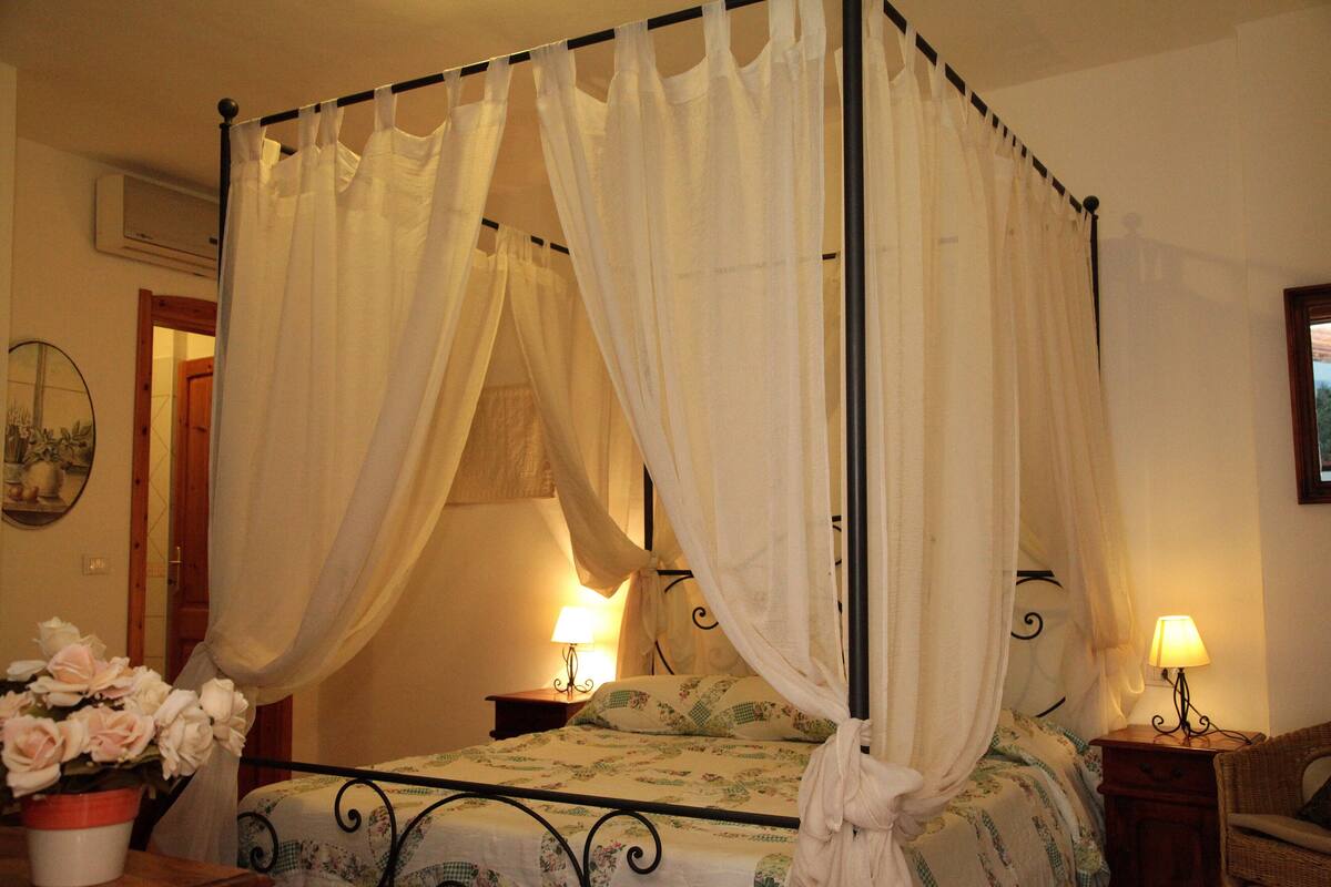 Escritorio, decoración personalizada, muebles diferentes y ropa de cama 