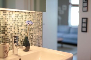City Apartment, City View (Harkortstrasse) | Bathroom | Deep soaking tub, hair dryer, towels - Stadtbleibe Leipzig (Leipzig)
