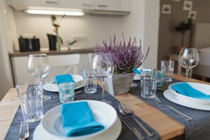 City Apartment, City View (Nikischplatz) | Private kitchen | Fridge, stovetop, coffee/tea maker, cookware/dishes/utensils - Stadtbleibe Leipzig (Leipzig)