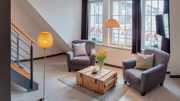 Dúplex City, vistas a la ciudad (Querstrasse) | Zona de estar | Televisión de pantalla plana de 32 pulgadas con canales por cable