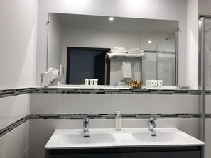 Kamar Double Premium, pemandangan halaman (Avec Accès Handicapé ) | Kamar mandi